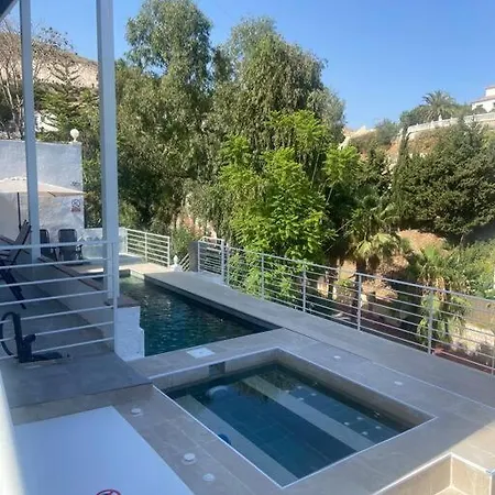 B View Of Swimming Pool, Jacuzzi, Possibility Heating In Extra, Sea And Mountain * 贝纳尔马德纳