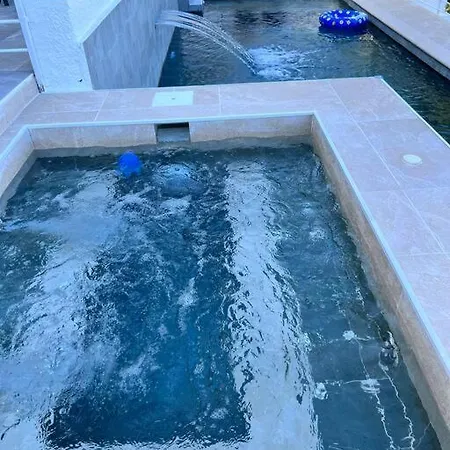 B View Of Swimming Pool, Jacuzzi, Possibility Heating In Extra, Sea And Mountain * 贝纳尔马德纳